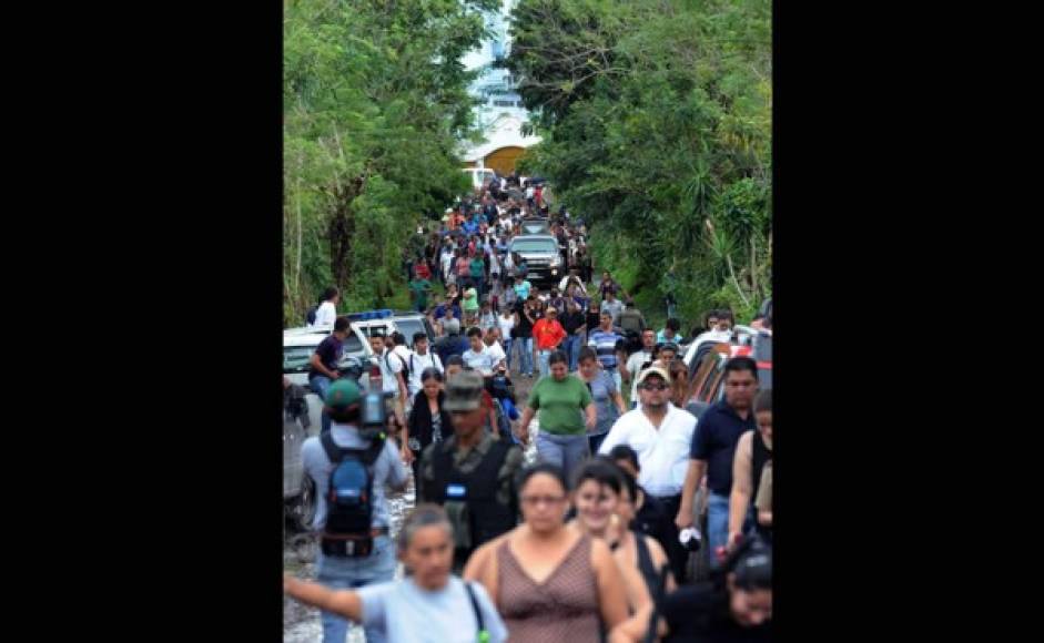 En medio de aplausos, los hondureños despidieron este jueves en un multitudinario cortejo fúnebre a su reina de belleza María José Alvarado, de 19 años, y a su hermana, Sofía Trinidad, de 23, asesinadas la semana pasada.